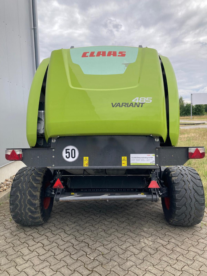 CLAAS Variant 485 RC PRO - Bálázó: 3 kép. CLAAS Variant 485 RC PRO - Bálázó: 3 kép.