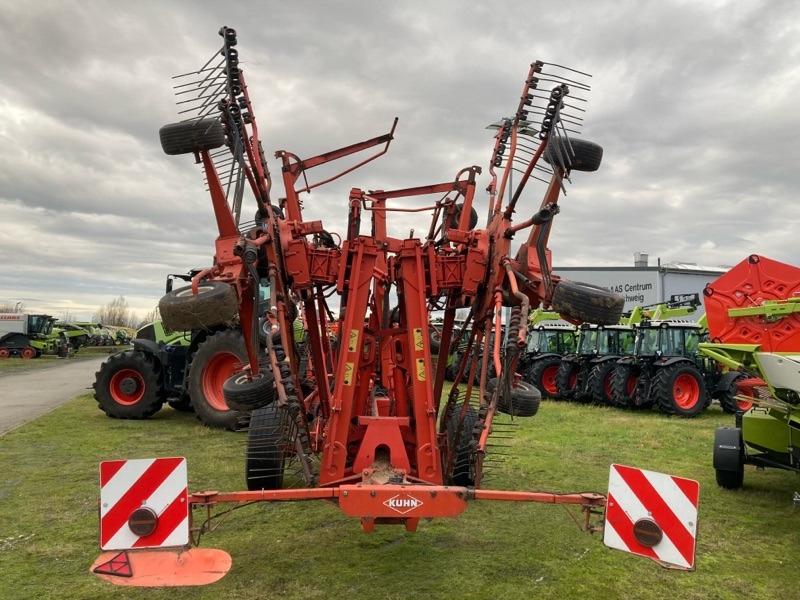 Kuhn GA 15021 - Szénaforgató: 2 kép. Kuhn GA 15021 - Szénaforgató: 2 kép.