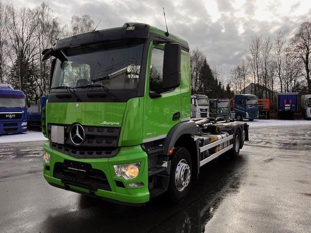 Mercedes-Benz Arocs 2643 Mit Meiller Abrollkipper Top - Horgos rakodó teherautó: 3 kép. Mercedes-Benz Arocs 2643 Mit Meiller Abrollkipper Top - Horgos rakodó teherautó: 3 kép.