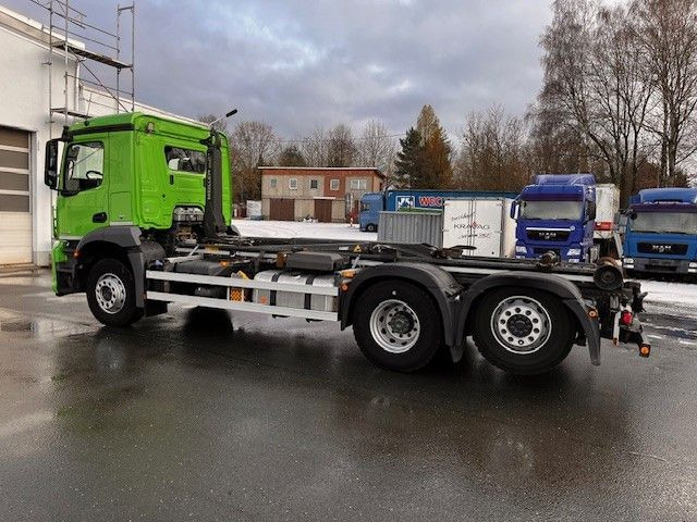 Mercedes-Benz Arocs 2643 Mit Meiller Abrollkipper Top - Horgos rakodó teherautó: 5 kép. Mercedes-Benz Arocs 2643 Mit Meiller Abrollkipper Top - Horgos rakodó teherautó: 5 kép.