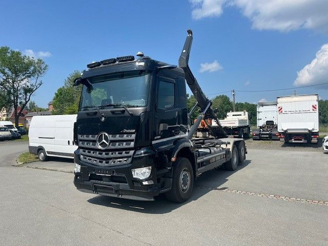 Mercedes-Benz Arocs 5 2651 HD Mit Meiller Abrollkipper - Horgos rakodó teherautó: 3 kép. Mercedes-Benz Arocs 5 2651 HD Mit Meiller Abrollkipper - Horgos rakodó teherautó: 3 kép.