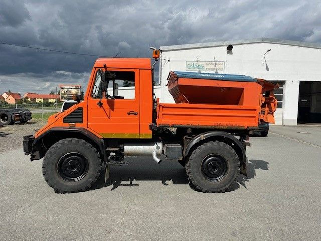 Mercedes-Benz Unimog 418/10 Winterdienst2000 - Billenőplatós teherautó: 2 kép. Mercedes-Benz Unimog 418/10 Winterdienst2000 - Billenőplatós teherautó: 2 kép.