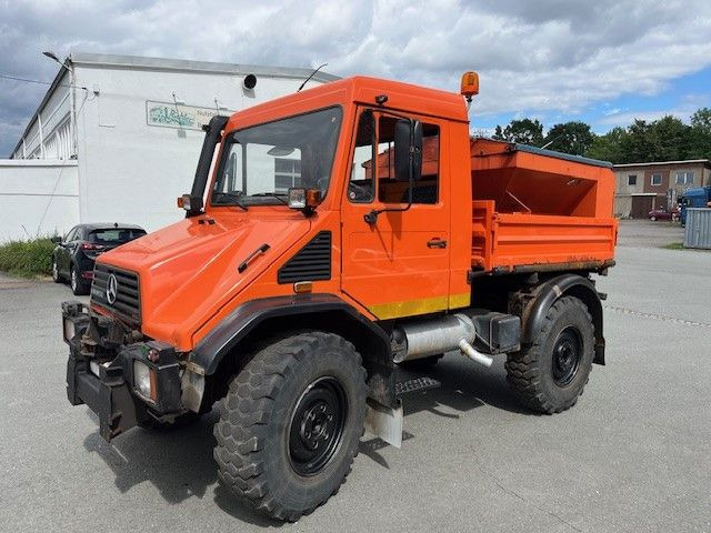 Mercedes-Benz Unimog 418/10 Winterdienst2000 - Billenőplatós teherautó: 4 kép. Mercedes-Benz Unimog 418/10 Winterdienst2000 - Billenőplatós teherautó: 4 kép.