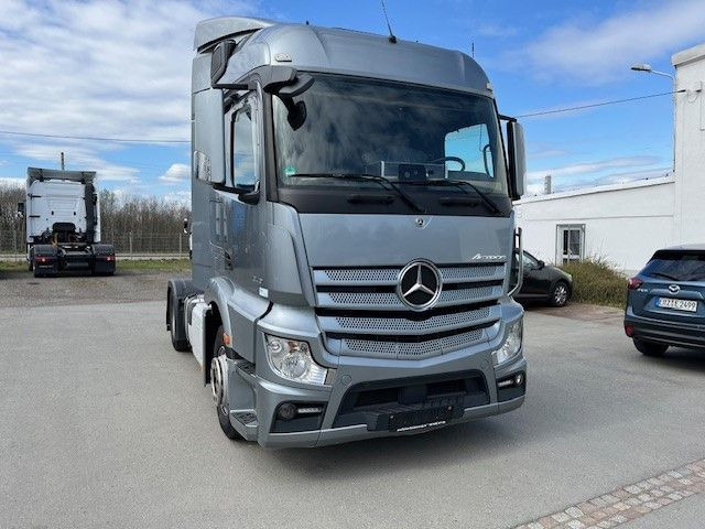 Mercedes-Benz Actros 4 MB 1943 SZM Gefahrgutvorbereitung - Nyergesvontató: 2 kép. Mercedes-Benz Actros 4 MB 1943 SZM Gefahrgutvorbereitung - Nyergesvontató: 2 kép.