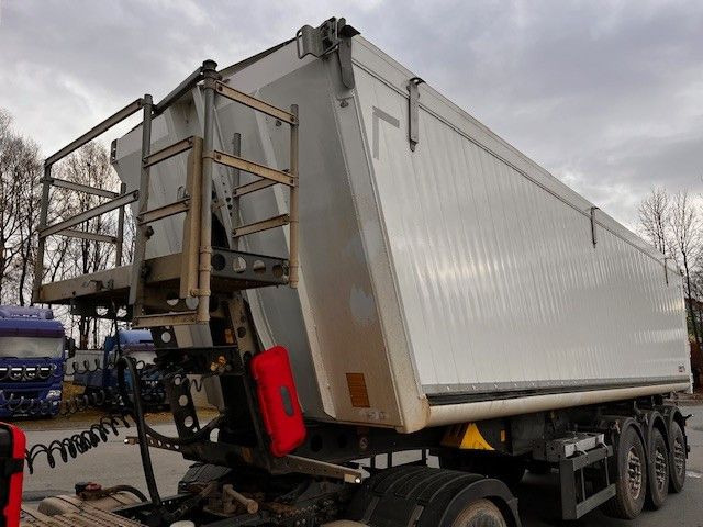 Schmitz Cargobull SKI 24 Großraum Alu Kastenmulde Kombitür - Félpótkocsi billenőplatós: 2 kép. Schmitz Cargobull SKI 24 Großraum Alu Kastenmulde Kombitür - Félpótkocsi billenőplatós: 2 kép.