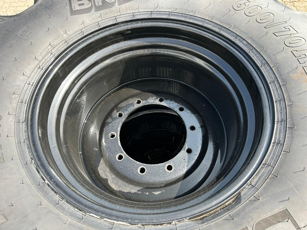 BKT 600/70R28 - 2 Stück - Gumiabroncsok és felnik - Mezőgazdasági gépek: 5 kép. BKT 600/70R28 - 2 Stück - Gumiabroncsok és felnik - Mezőgazdasági gépek: 5 kép.