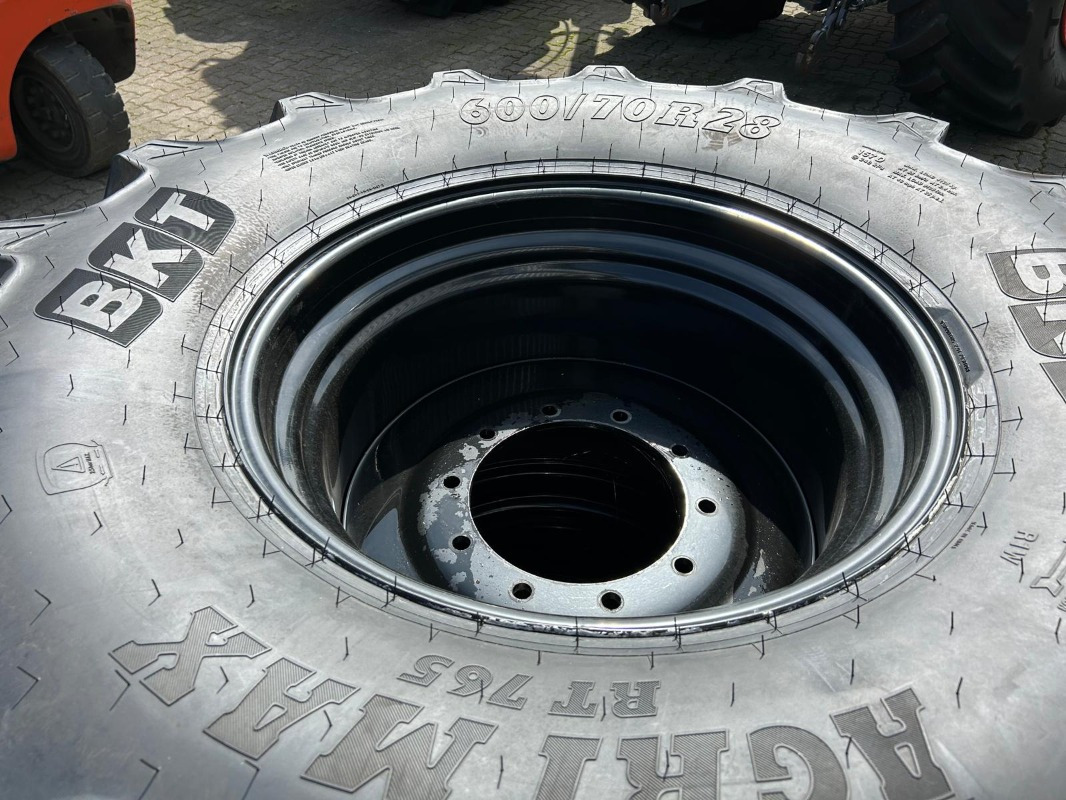 BKT 600/70R28 - 2 Stück - Gumiabroncsok és felnik - Mezőgazdasági gépek: 3 kép. BKT 600/70R28 - 2 Stück - Gumiabroncsok és felnik - Mezőgazdasági gépek: 3 kép.