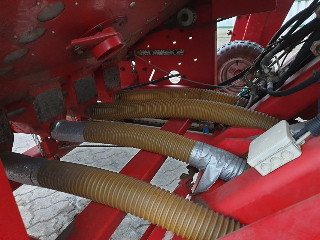 Becker AEROMAT MAXI-LINE - Szemenkénti vetőgép: 4 kép. Becker AEROMAT MAXI-LINE - Szemenkénti vetőgép: 4 kép.