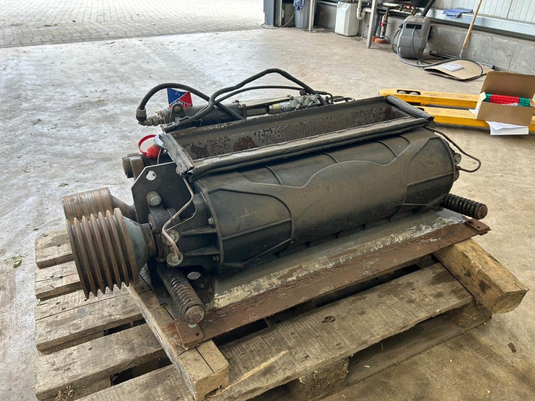 CLAAS Jaguar 890 - Betakarító gép: 4 kép. CLAAS Jaguar 890 - Betakarító gép: 4 kép.