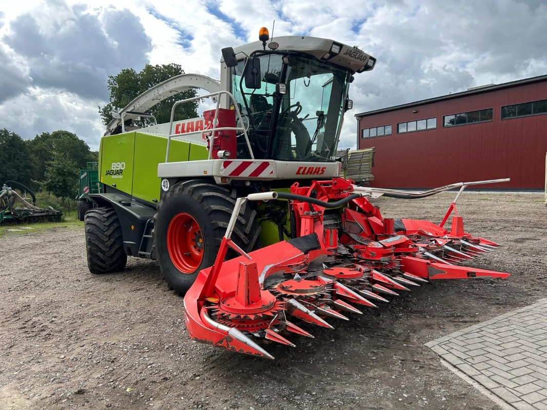 CLAAS Jaguar 890 - Betakarító gép: 1 kép. CLAAS Jaguar 890 - Betakarító gép: 1 kép.