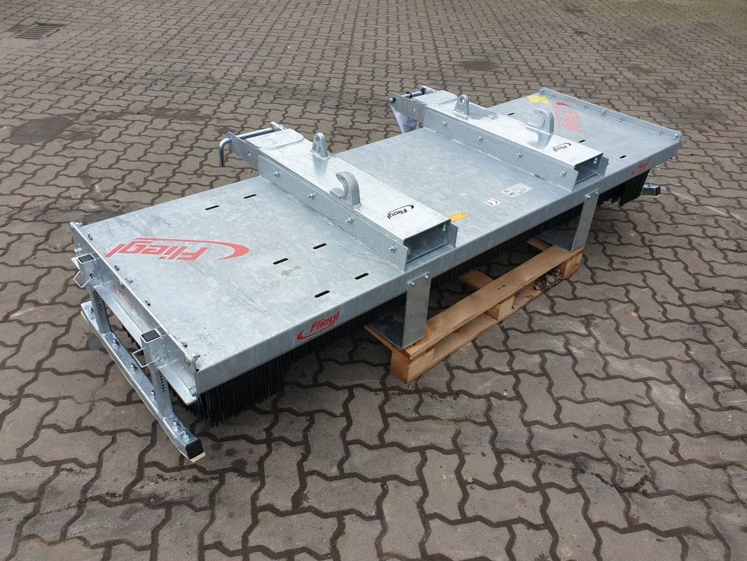 Fliegl Kehrbesen Löwe 1,50m* - Fűkasza: 4 kép. Fliegl Kehrbesen Löwe 1,50m* - Fűkasza: 4 kép.