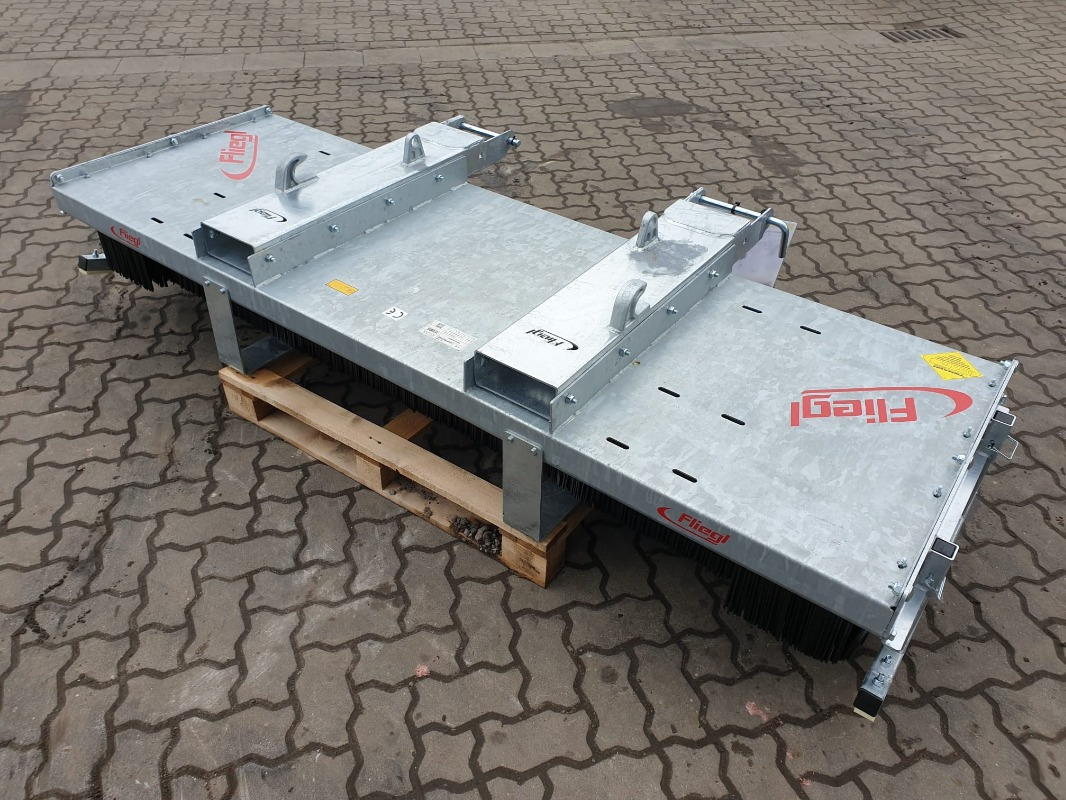 Fliegl Kehrbesen Löwe 2,00m* - Fűkasza: 3 kép. Fliegl Kehrbesen Löwe 2,00m* - Fűkasza: 3 kép.