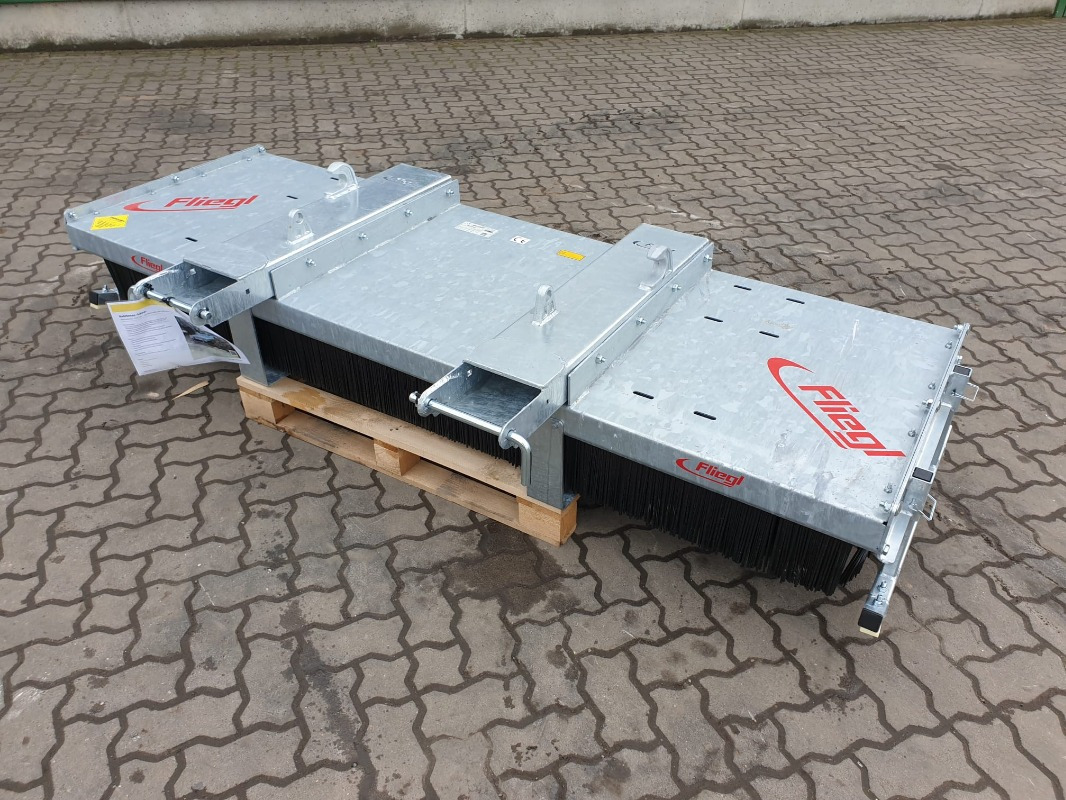 Fliegl Kehrbesen Löwe 2,50m* - Fűkasza: 1 kép. Fliegl Kehrbesen Löwe 2,50m* - Fűkasza: 1 kép.