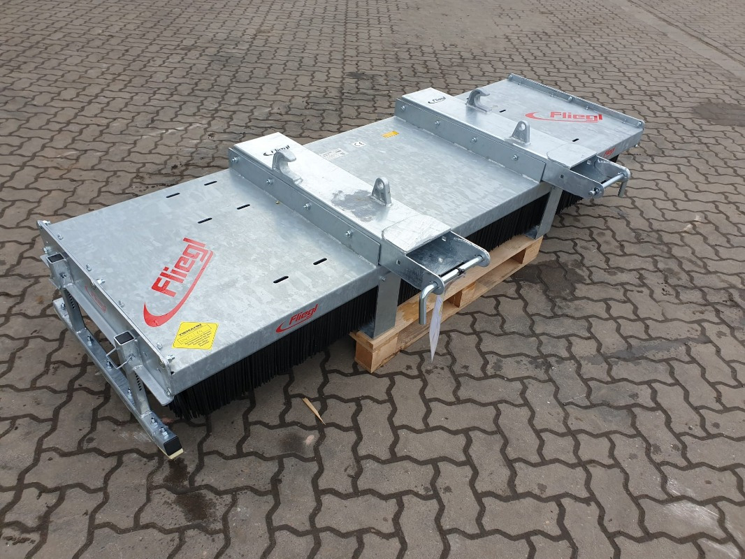 Fliegl Kehrbesen Löwe 3,00m* - Fűkasza: 2 kép. Fliegl Kehrbesen Löwe 3,00m* - Fűkasza: 2 kép.