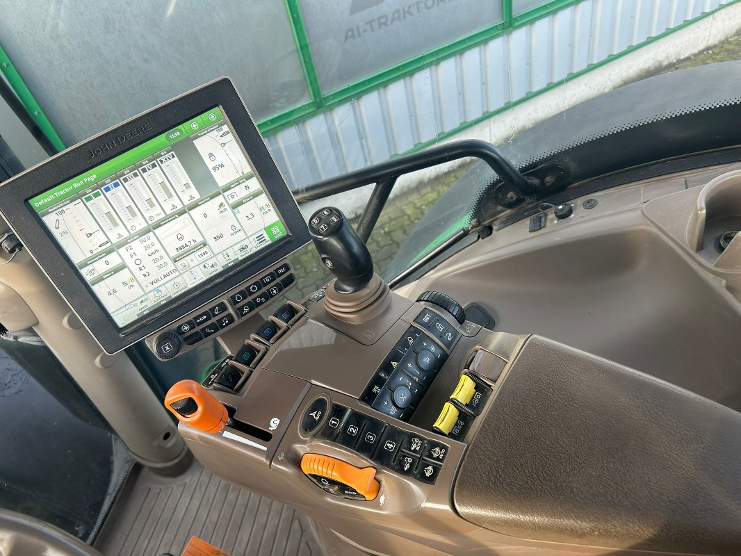John Deere 6215R - Traktor: 2 kép. John Deere 6215R - Traktor: 2 kép.