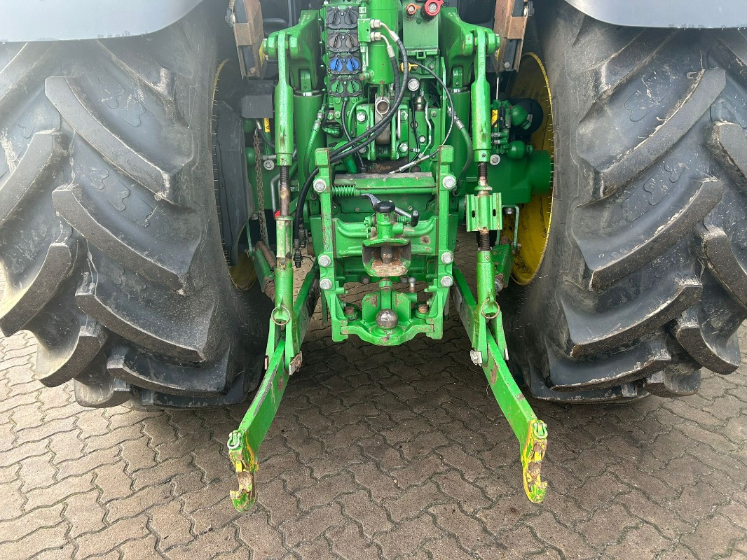 John Deere 6215R - Traktor: 5 kép. John Deere 6215R - Traktor: 5 kép.
