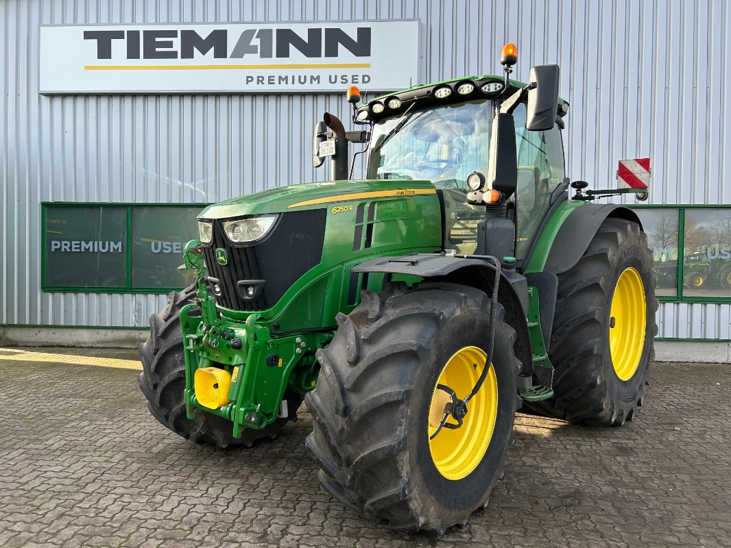 John Deere 6250R **MIETRÜCKLÄUFER** - Traktor: 1 kép. John Deere 6250R **MIETRÜCKLÄUFER** - Traktor: 1 kép.