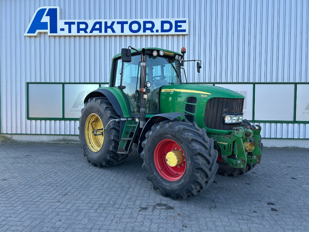 John Deere 7430 PREMIUM - Traktor: 5 kép. John Deere 7430 PREMIUM - Traktor: 5 kép.