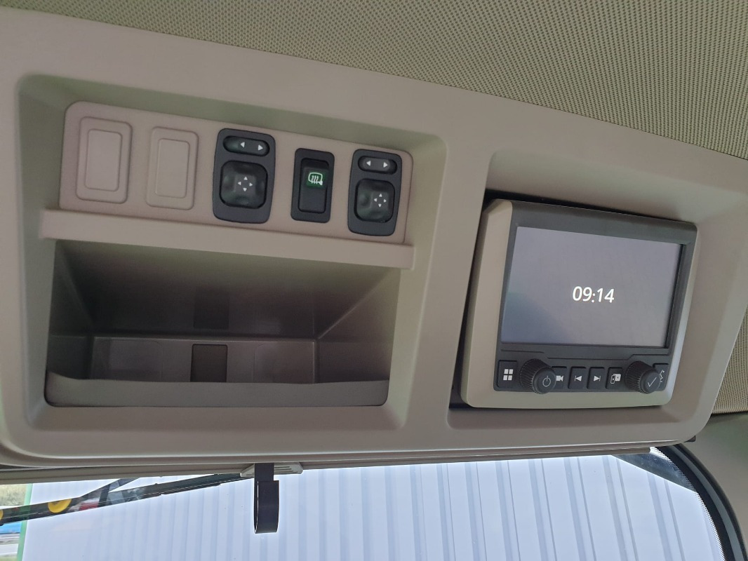 John Deere 7R 330 **MIETRÜCKLÄUFER** - Traktor: 3 kép. John Deere 7R 330 **MIETRÜCKLÄUFER** - Traktor: 3 kép.