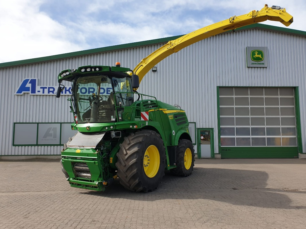 John Deere 8500 - Betakarító gép: 1 kép. John Deere 8500 - Betakarító gép: 1 kép.