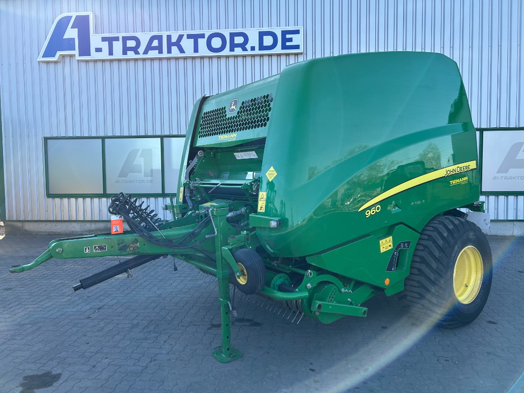 John Deere 960 Premium - Bálacsomagoló: 1 kép. John Deere 960 Premium - Bálacsomagoló: 1 kép.