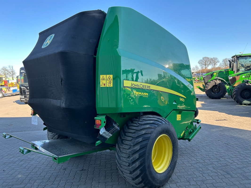 John Deere 960 Premium - Bálacsomagoló: 5 kép. John Deere 960 Premium - Bálacsomagoló: 5 kép.