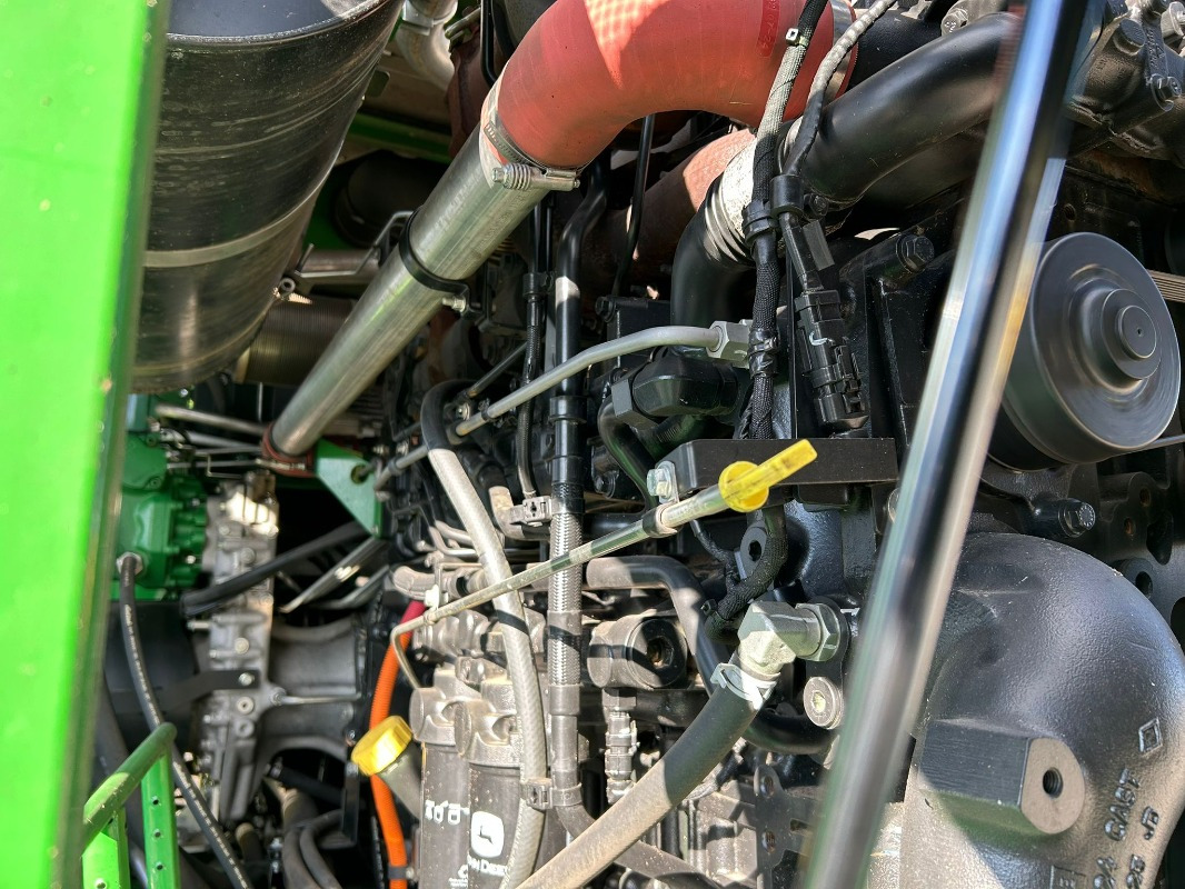 John Deere 9700i - Betakarító gép: 4 kép. John Deere 9700i - Betakarító gép: 4 kép.