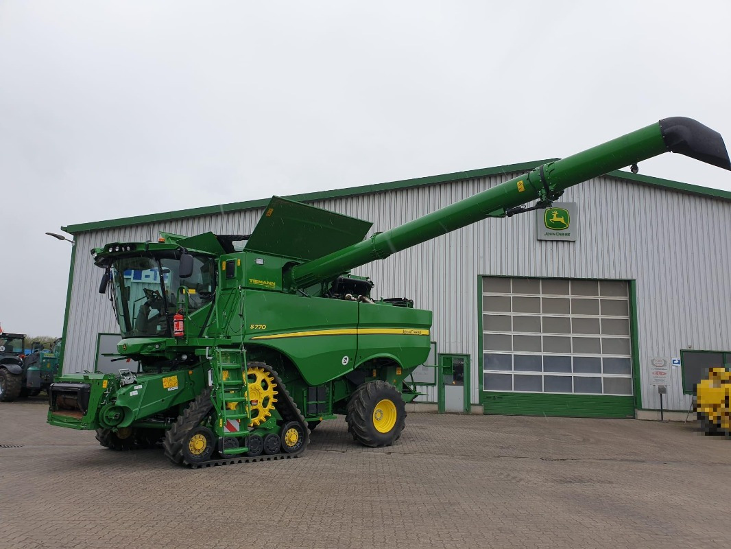 John Deere S770 - Kombájn: 1 kép. John Deere S770 - Kombájn: 1 kép.