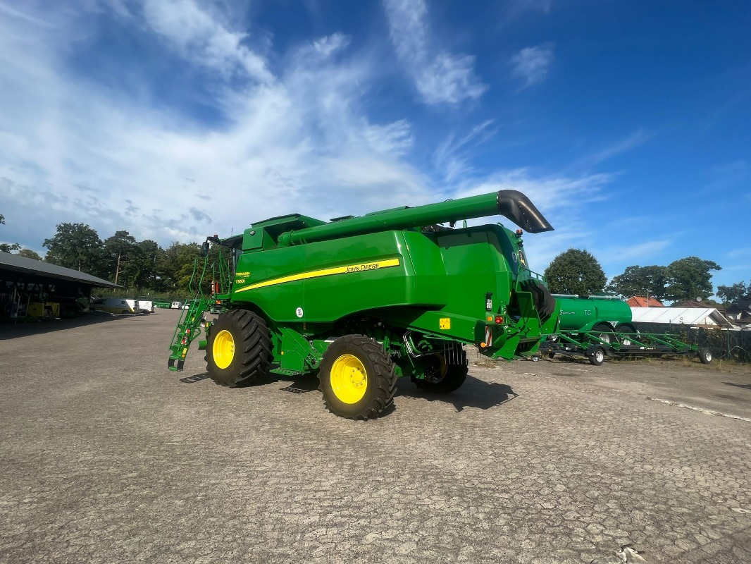 John Deere T560 - Kombájn: 4 kép. John Deere T560 - Kombájn: 4 kép.