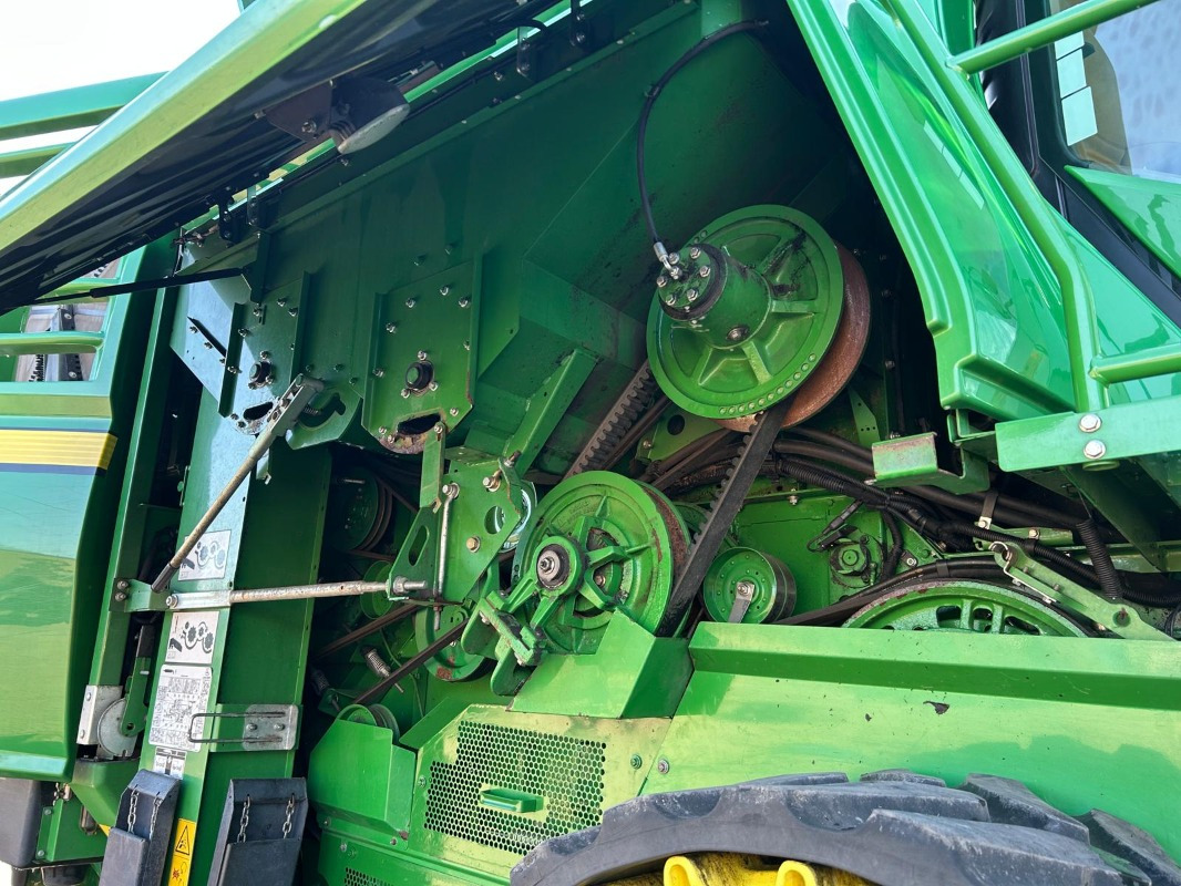John Deere T660 - Kombájn: 4 kép. John Deere T660 - Kombájn: 4 kép.