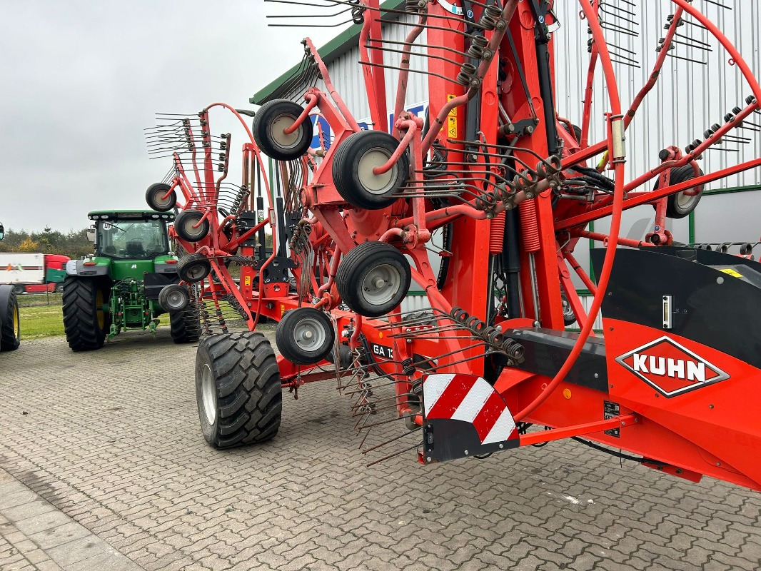 Kuhn GA 13131 - Szénaforgató: 4 kép. Kuhn GA 13131 - Szénaforgató: 4 kép.