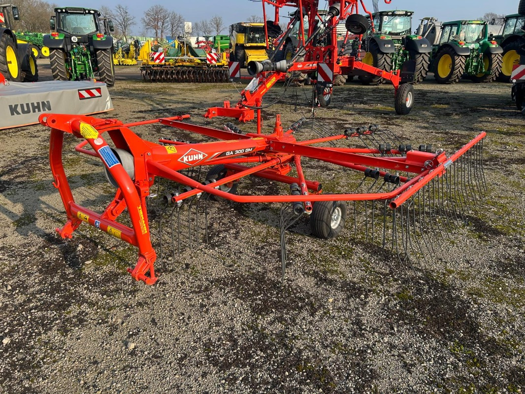 Kuhn GA 300 GM - Szénaforgató: 1 kép. Kuhn GA 300 GM - Szénaforgató: 1 kép.