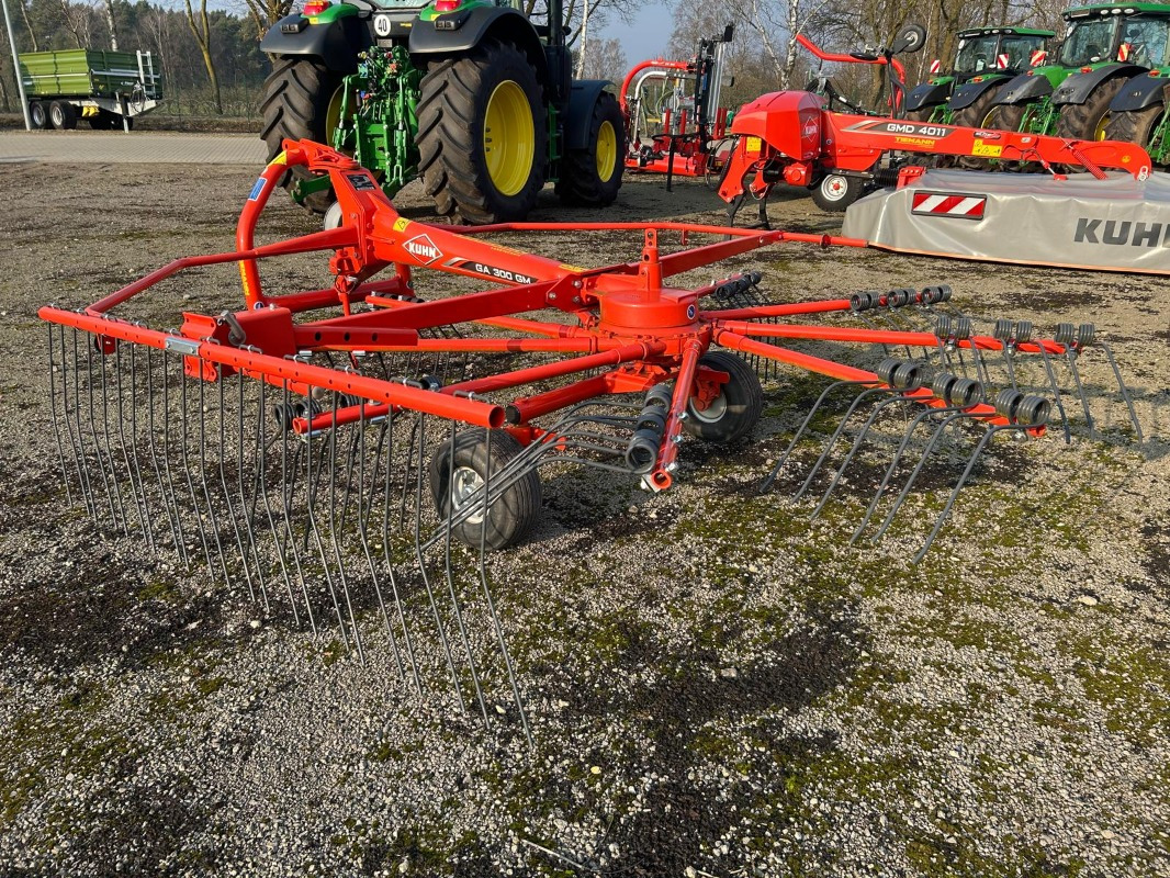 Kuhn GA 300 GM - Szénaforgató: 4 kép. Kuhn GA 300 GM - Szénaforgató: 4 kép.