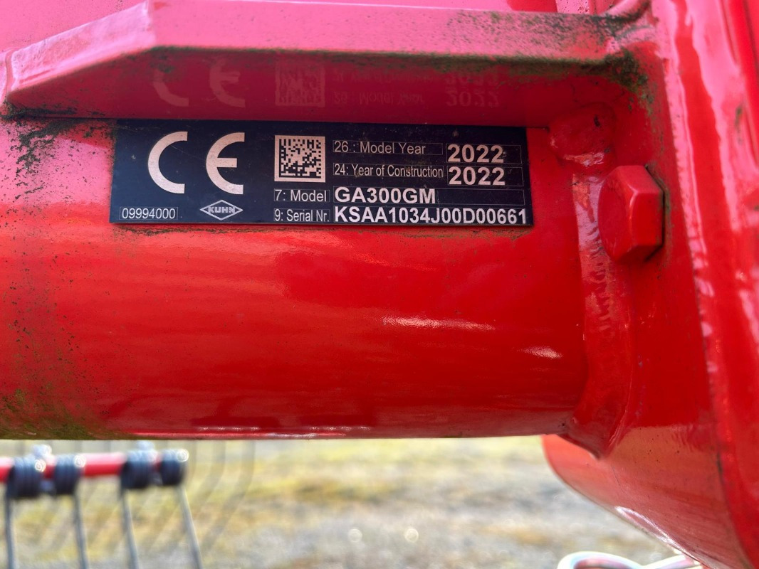 Kuhn GA 300 GM - Szénaforgató: 2 kép. Kuhn GA 300 GM - Szénaforgató: 2 kép.