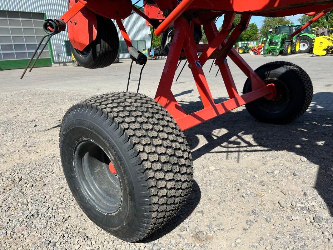 Kuhn GF 10802 T-G II - Szénaforgató: 2 kép. Kuhn GF 10802 T-G II - Szénaforgató: 2 kép.