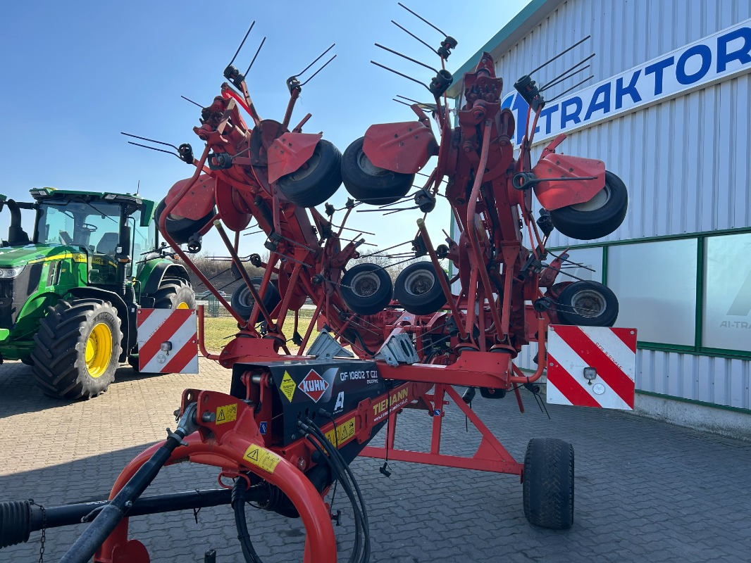 Kuhn GF 10802 T-G II - Szénaforgató: 5 kép. Kuhn GF 10802 T-G II - Szénaforgató: 5 kép.