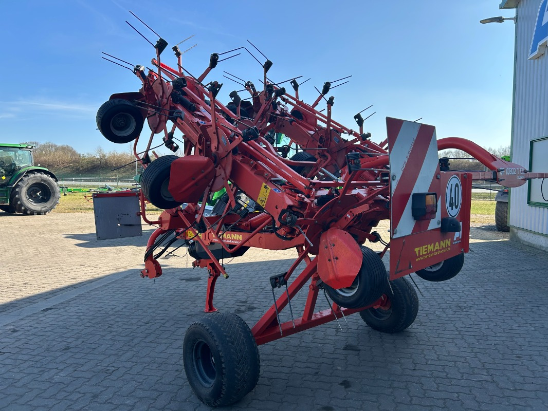 Kuhn GF 10802 T-G II - Szénaforgató: 4 kép. Kuhn GF 10802 T-G II - Szénaforgató: 4 kép.