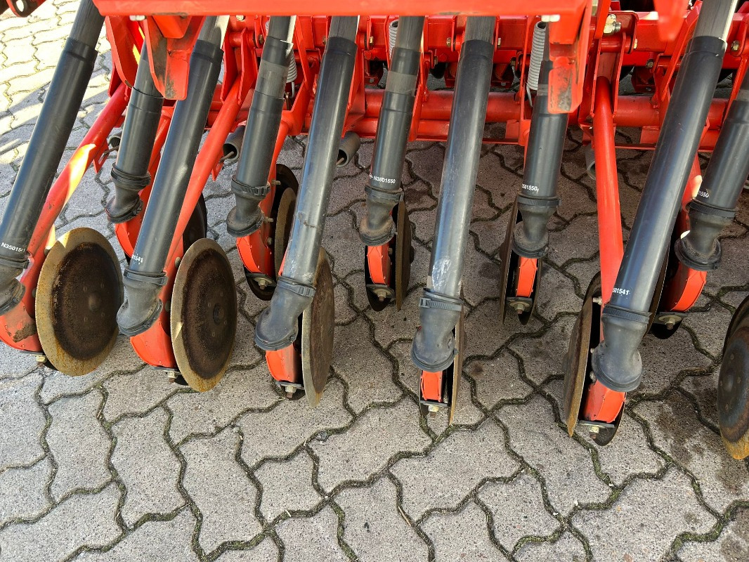 Kuhn Integra G II MIT 400 - Kombinált vetőgép: 2 kép. Kuhn Integra G II MIT 400 - Kombinált vetőgép: 2 kép.
