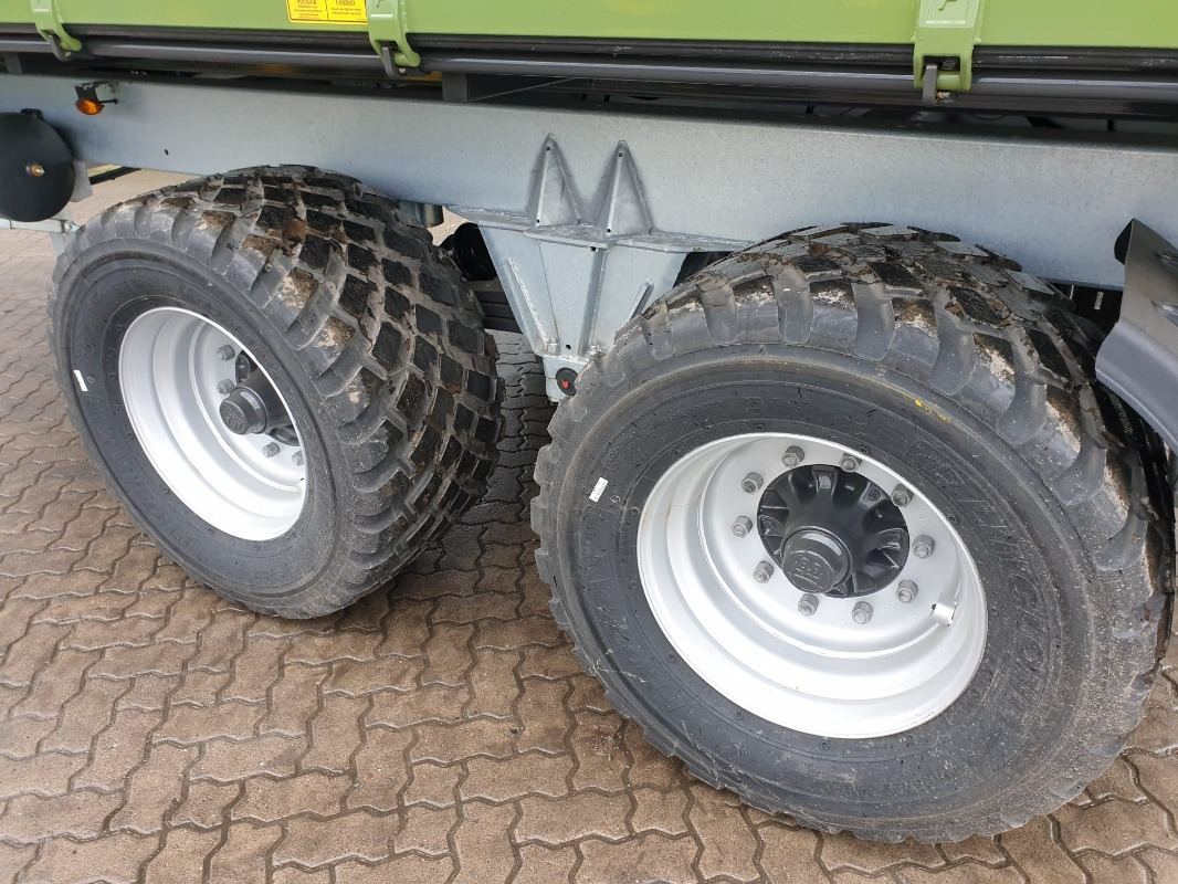 Fliegl TDK 200 FOX - Pótkocsi: 4 kép. Fliegl TDK 200 FOX - Pótkocsi: 4 kép.