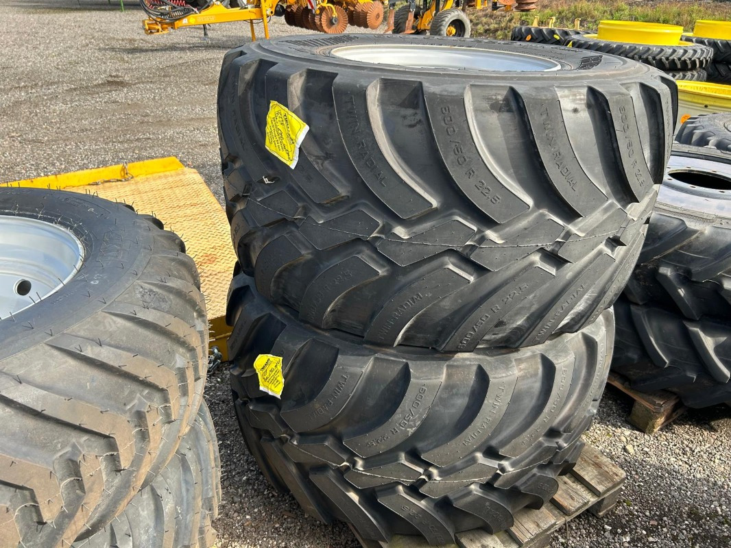 Trelleborg 600/50R22.5 - 2 Stück - Gumiabroncsok és felnik - Mezőgazdasági gépek: 1 kép. Trelleborg 600/50R22.5 - 2 Stück - Gumiabroncsok és felnik - Mezőgazdasági gépek: 1 kép.
