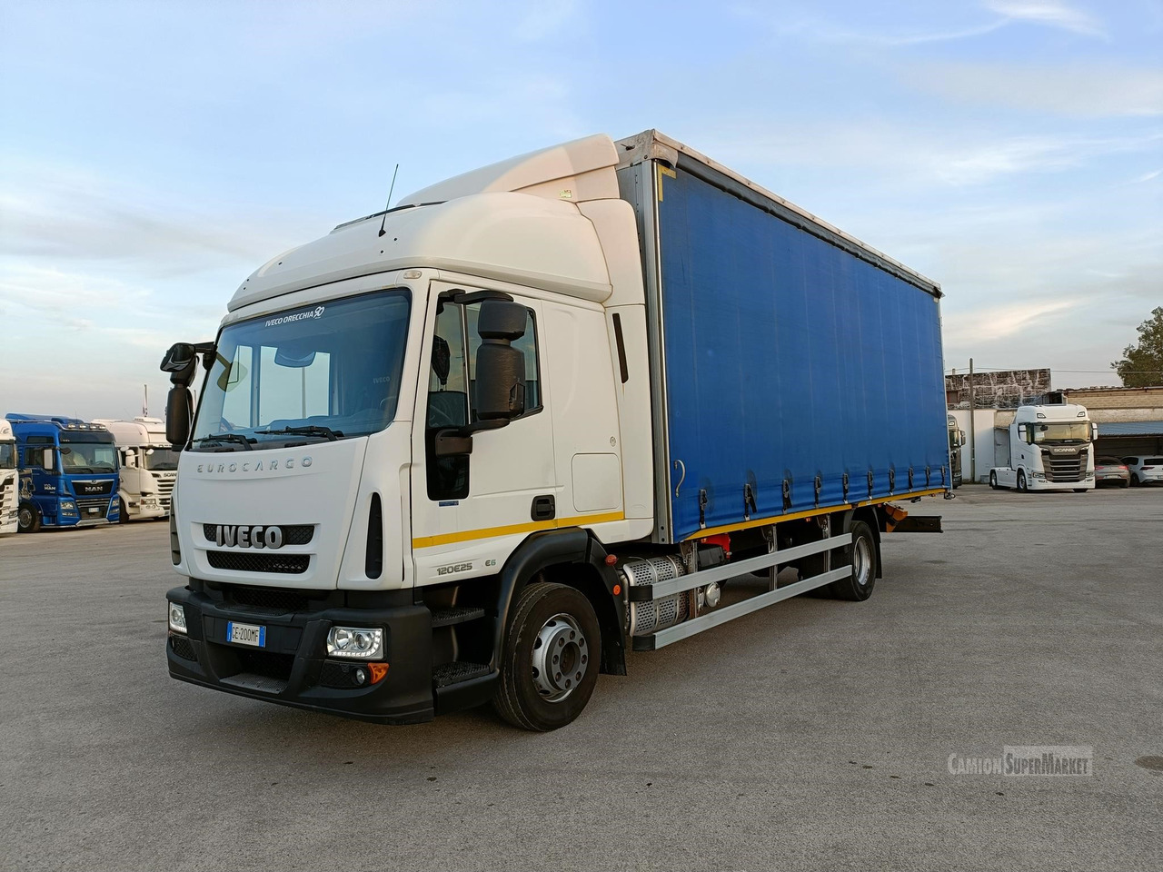 IVECO EUROCARGO 120E25 - Ponyvás teherautó: 1 kép. IVECO EUROCARGO 120E25 - Ponyvás teherautó: 1 kép.