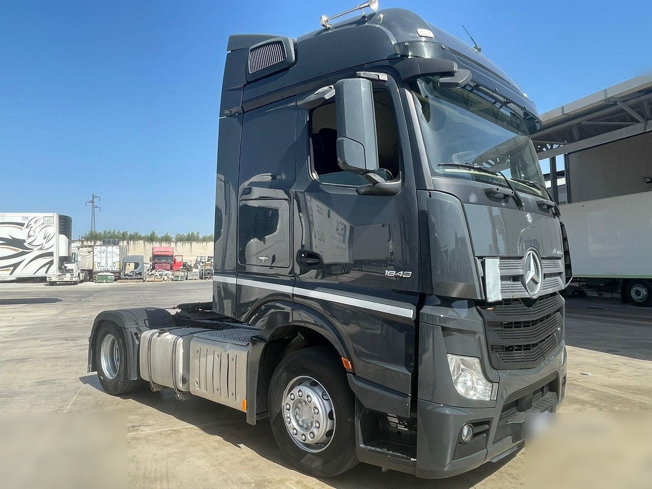 MERCEDES-BENZ ACTROS 1848 - Nyergesvontató: 1 kép. MERCEDES-BENZ ACTROS 1848 - Nyergesvontató: 1 kép.