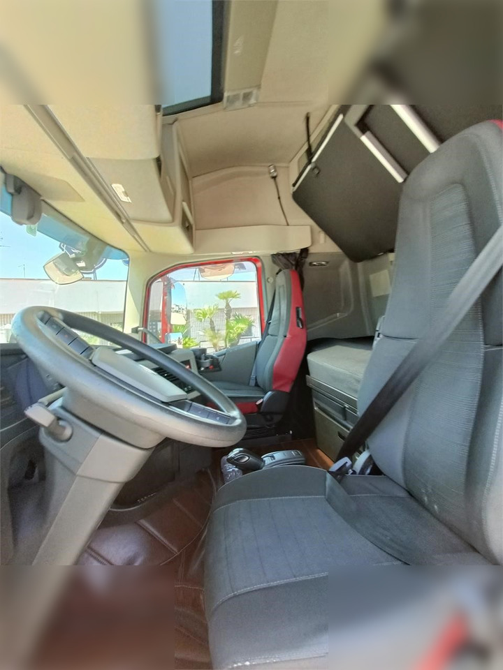 VOLVO FH500 - Cserefelépítményes teherautó: 5 kép. VOLVO FH500 - Cserefelépítményes teherautó: 5 kép.