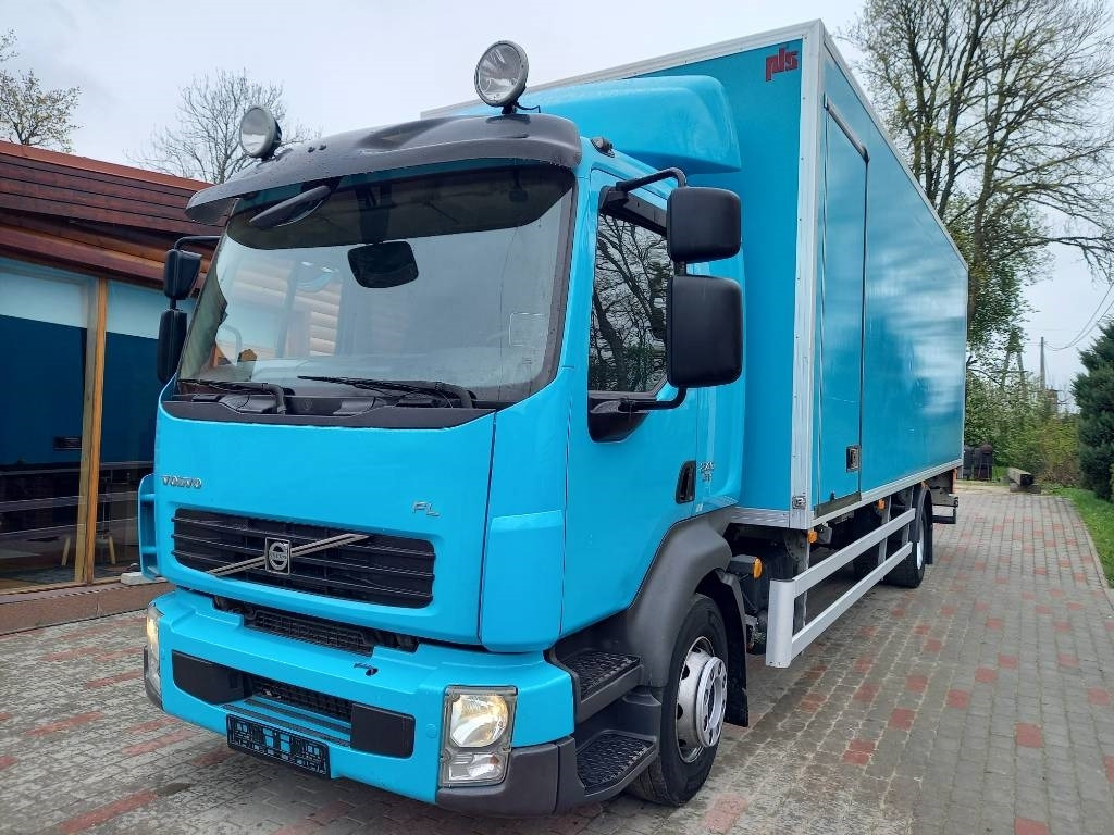 Volvo FL 240, 4x2, GW 16000 KG - Dobozos felépítményű teherautó: 1 kép. Volvo FL 240, 4x2, GW 16000 KG - Dobozos felépítményű teherautó: 1 kép.