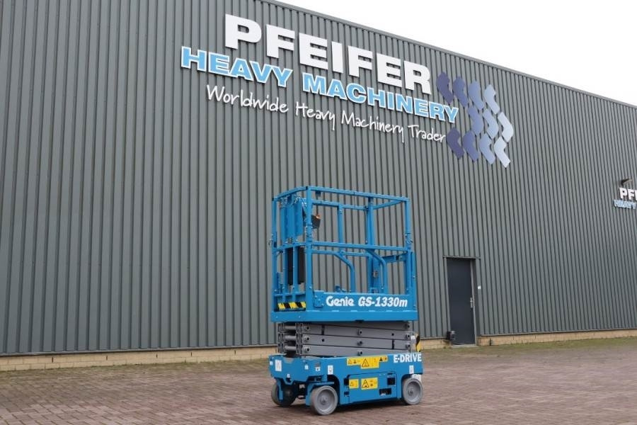 Genie GS1330M ALL-ELECTRIC DC DRIVE, 5.9M WORKING HEIGHT - Ollós emelő: 2 kép. Genie GS1330M ALL-ELECTRIC DC DRIVE, 5.9M WORKING HEIGHT - Ollós emelő: 2 kép.