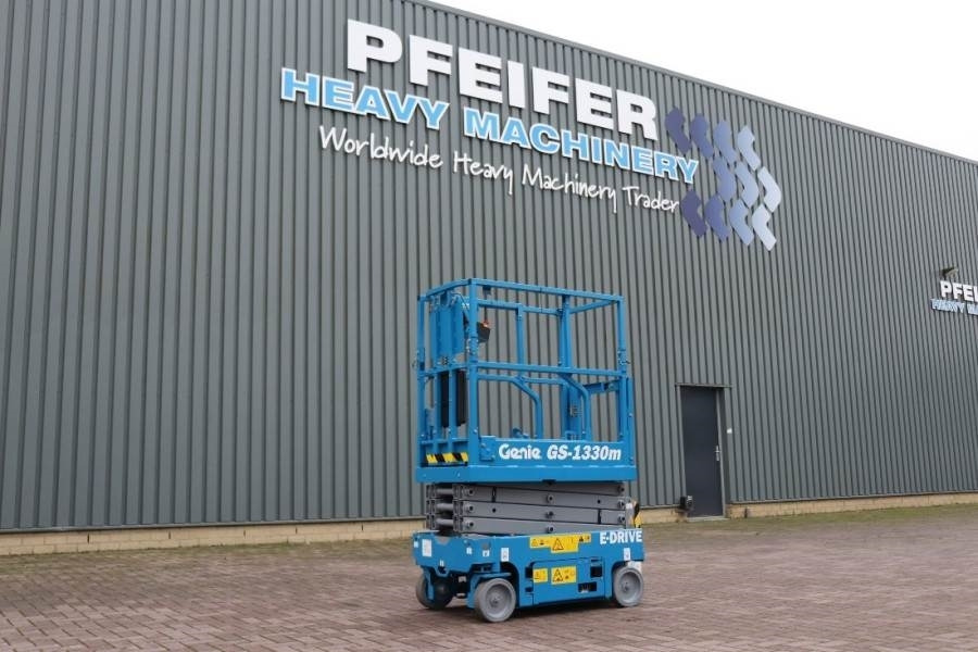 Genie GS1330M ALL-ELECTRIC DC DRIVE, 5.9M WORKING HEIGHT - Ollós emelő: 1 kép. Genie GS1330M ALL-ELECTRIC DC DRIVE, 5.9M WORKING HEIGHT - Ollós emelő: 1 kép.