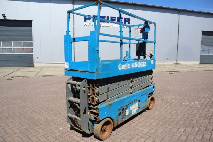 Genie GS2632 Electric, Working Height 10m, 227kg Capacit - Ollós emelő: 2 kép. Genie GS2632 Electric, Working Height 10m, 227kg Capacit - Ollós emelő: 2 kép.