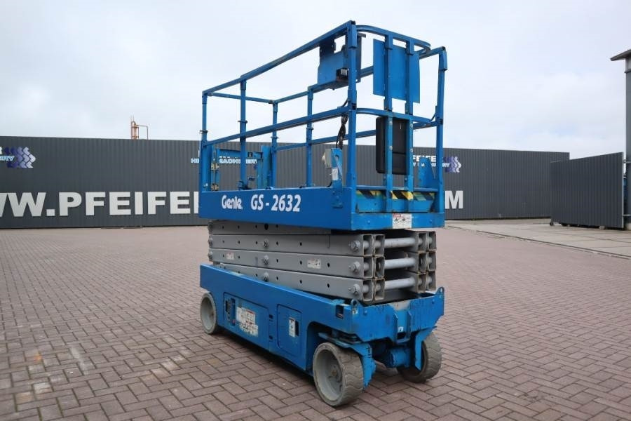 Genie GS2632 Electric, Working Height 10m, 227kg Capacit - Ollós emelő: 2 kép. Genie GS2632 Electric, Working Height 10m, 227kg Capacit - Ollós emelő: 2 kép.