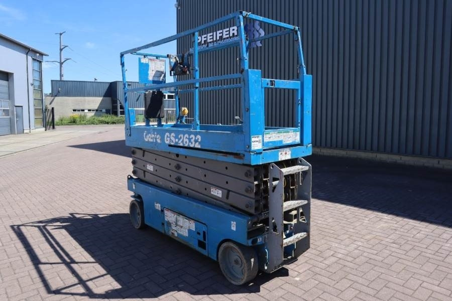 Genie GS2632 Electric, Working Height 10m, 227kg Capacit - Ollós emelő: 2 kép. Genie GS2632 Electric, Working Height 10m, 227kg Capacit - Ollós emelő: 2 kép.