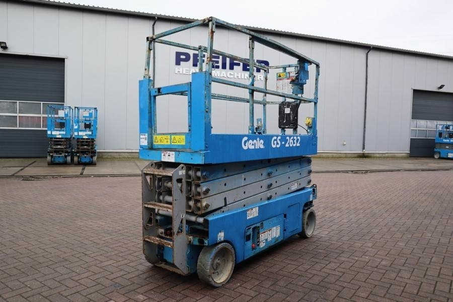 Genie GS2632 Electric, Working Height 10m, 227kg Capacit - Ollós emelő: 2 kép. Genie GS2632 Electric, Working Height 10m, 227kg Capacit - Ollós emelő: 2 kép.